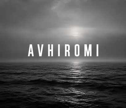 흑백 바다 풍경과 AVHIROMI 로고