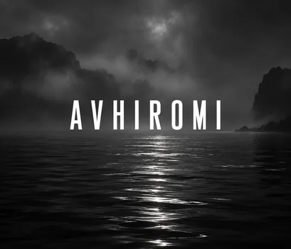 은빛 물결 위의 AVHIROMI 로고