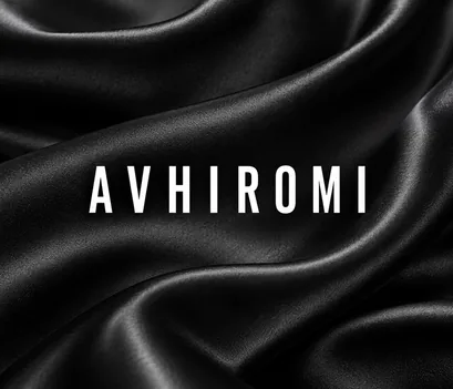검은 패브릭 배경의 AVHIROMI 로고